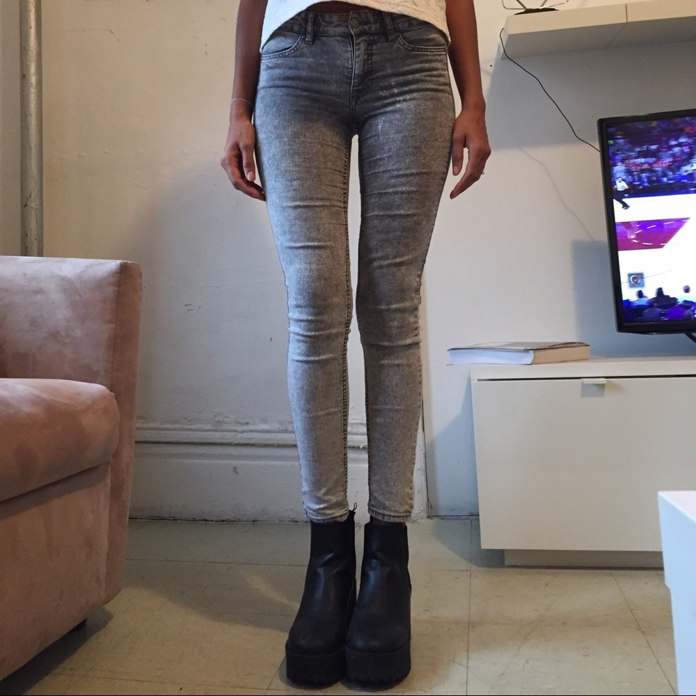 80's‎ style acid wash light jeans but modernized.